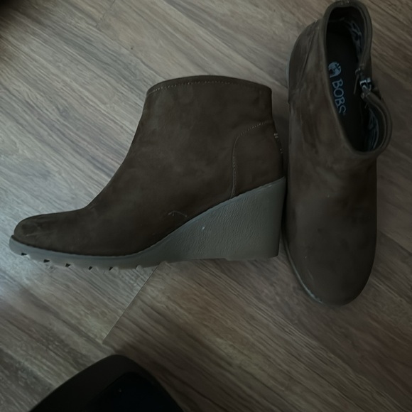 Bob’s from Sketchers size 8.5 ankle wedge boots barely worn. - Picture 2 of 4